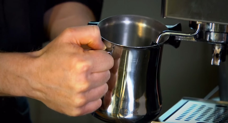 S&aring; skummar man mj&ouml;lk