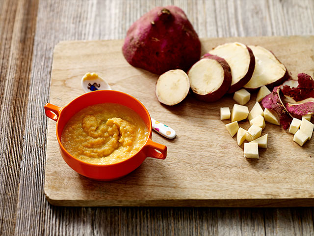 Söt kyckling med äpple