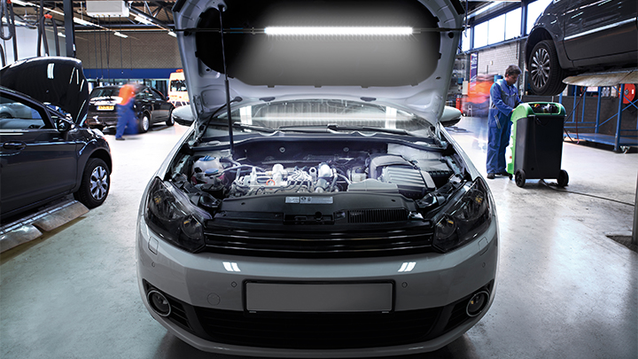 Bil som repareras p&aring; verkstad