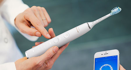 Borsta t&auml;nderna r&auml;tt med eltandborste