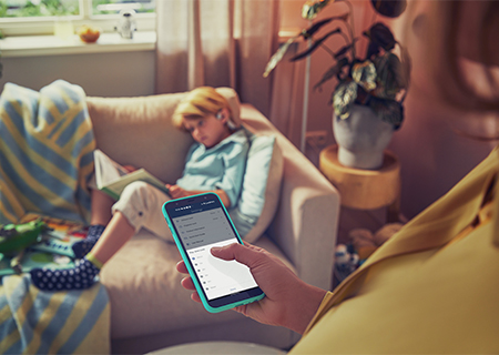 F&ouml;r&auml;lder som styr barnets Philips-h&ouml;rlurar f&ouml;r barn via telefonen