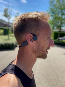 Man som springer med bone conduction-h&ouml;rlurar