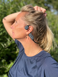 Kvinna som b&auml;r Philips bone conduction-h&ouml;rlurar med Bluetooth