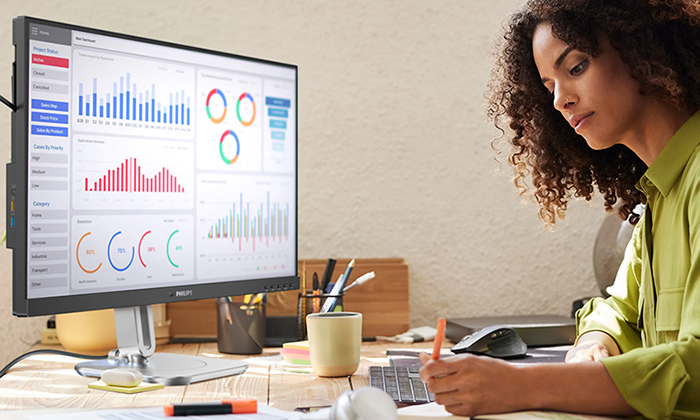 En kvinna arbetar med de TCO Edge-certifierade Philips-sk&auml;rmarna.