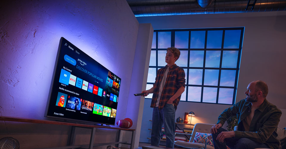 Tv&aring; m&auml;n interagerar med ett Titan OS