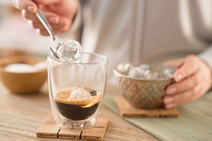 F&ouml;rberedelser f&ouml;r att g&ouml;ra ditt eget iskaffe