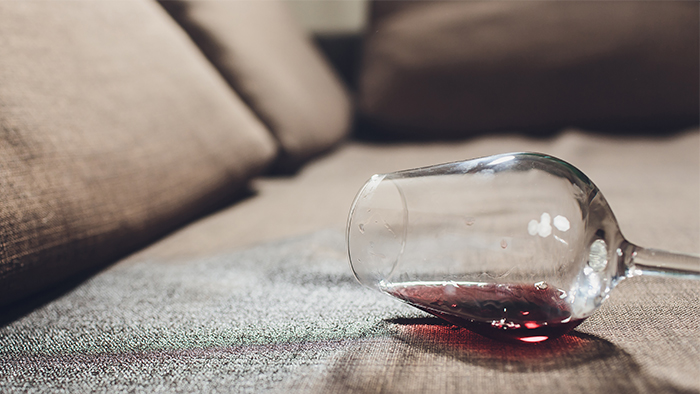 Steg 2: Hur man g&aring;r till v&auml;ga f&ouml;r att ta bort fl&auml;ckar p&aring; en tygsoffa