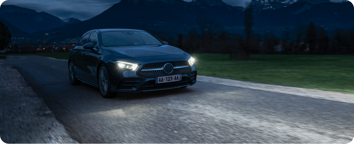 Kvinna som anv&auml;nder true wireless-h&ouml;rlurar vid havet