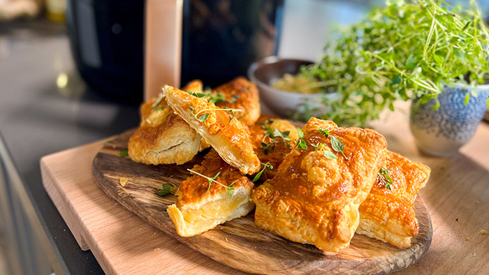 Sm&aring; pajer med V&auml;sterbottensost och timjan