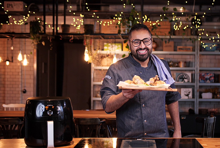 Amir Kheirmand lagar "friterad" kyckling helt utan olja i Philips Airfryer