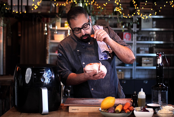 Amir Kheirmand lagar helgrillad kyckling i Philips Airfryer