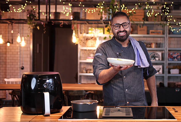 Amir Kheirmand lagar kr&auml;mig potatisgrat&auml;ng i Philips Airfryer