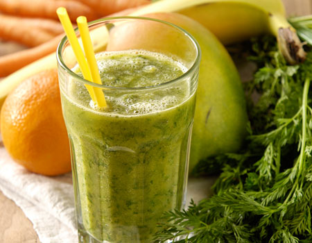 Smoothie med gr&ouml;nk&aring;l och ingef&auml;ra