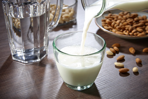 Mandelmj&ouml;lk med Philips Slowjuicer