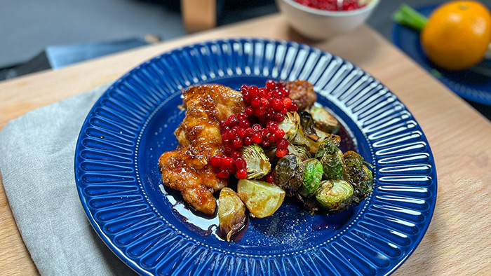 Sticky orange chicken med rostad brysselk&aring;l och lingon
