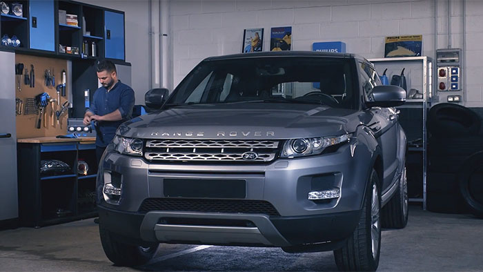 S&aring; h&auml;r byter du str&aring;lkastarlampa p&aring; din Range Rover Evoque